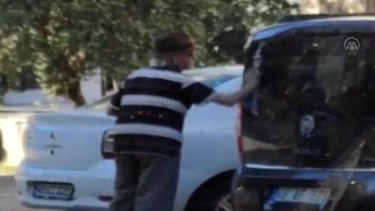 Muğlalı yaşlı adam Atatürk fotoğrafının tozunu sildi