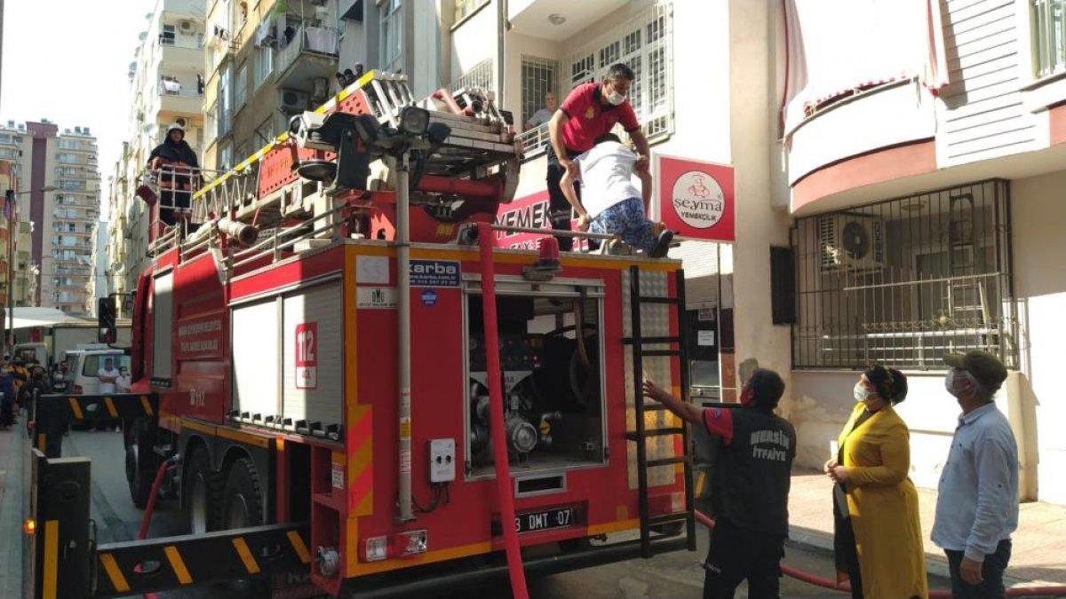 Mersin'de 5 katlı apartmanda yangın çıktı