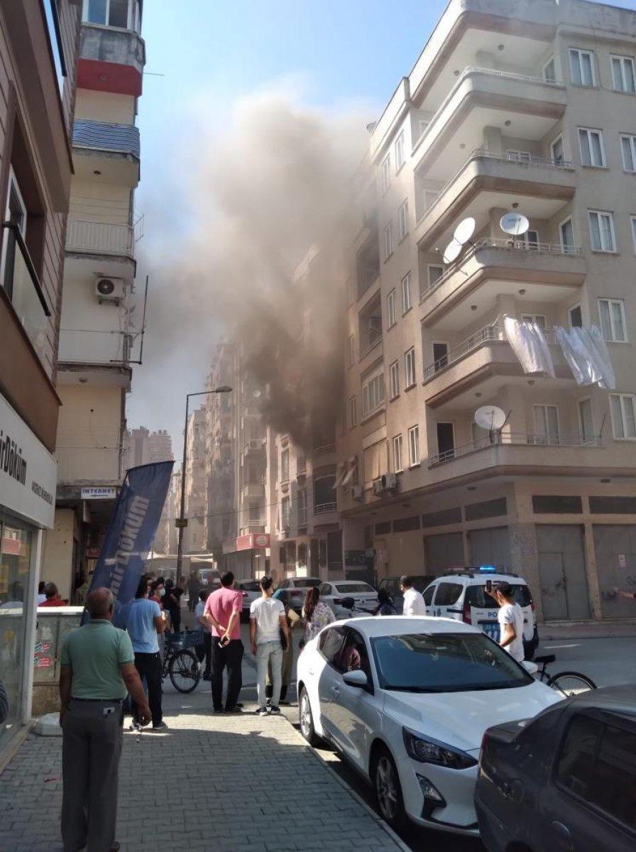 Mersin'de 5 katlı apartmanda yangın çıktı