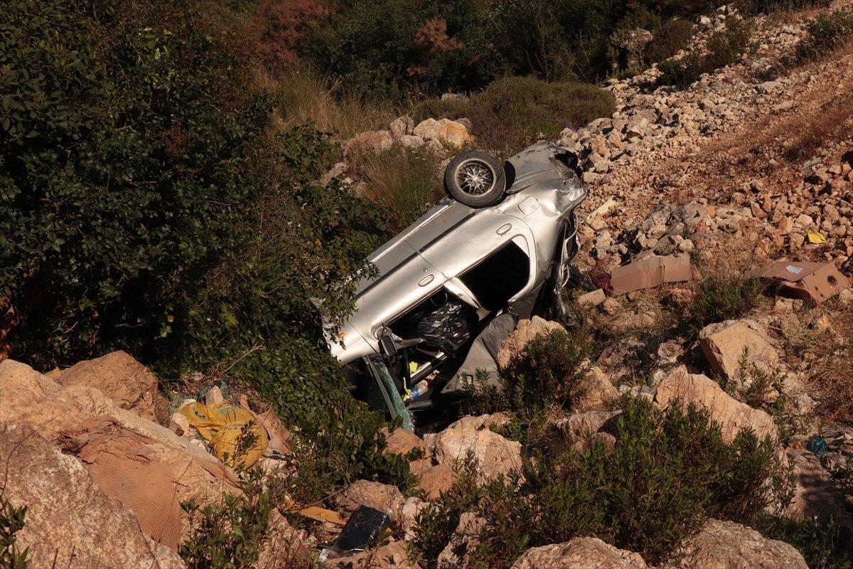 Hatay'da otomobil şarampole uçtu: 1 ölü, 4 yaralı