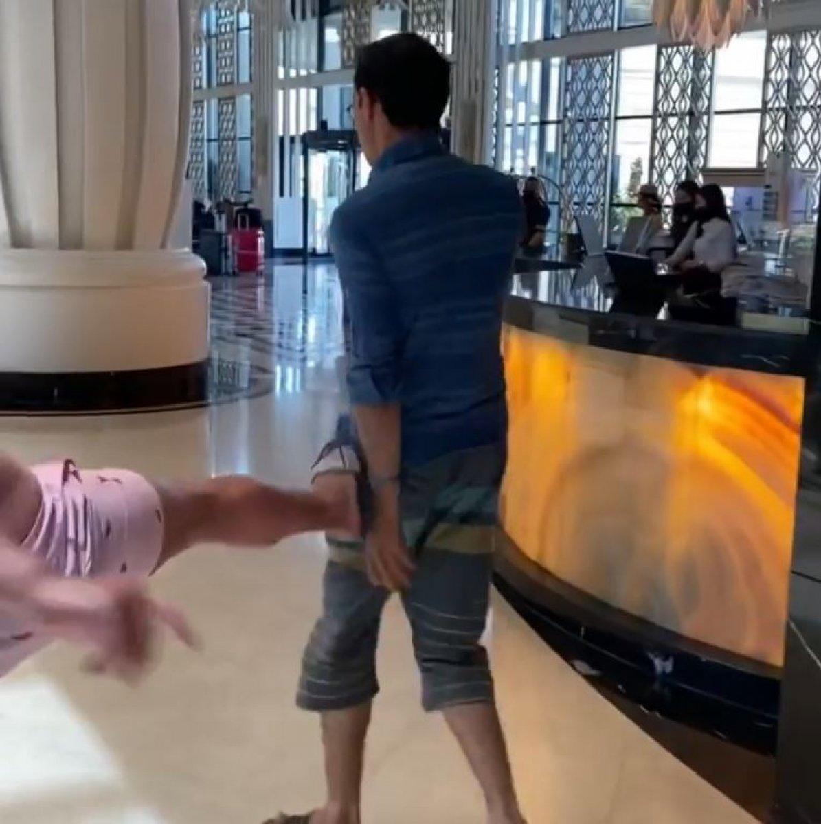 Antalya’da, çocuklarının görüntülerini kaydeden şahıslara saldırdılar