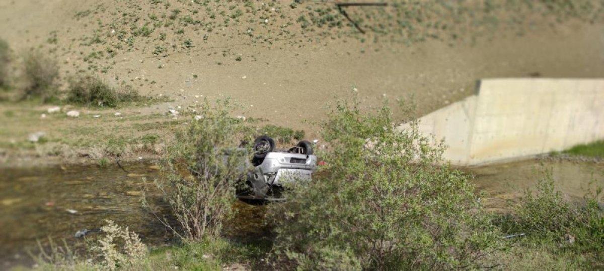 Erzurum'da sağlık çalışanı takla atan araçta can verdi