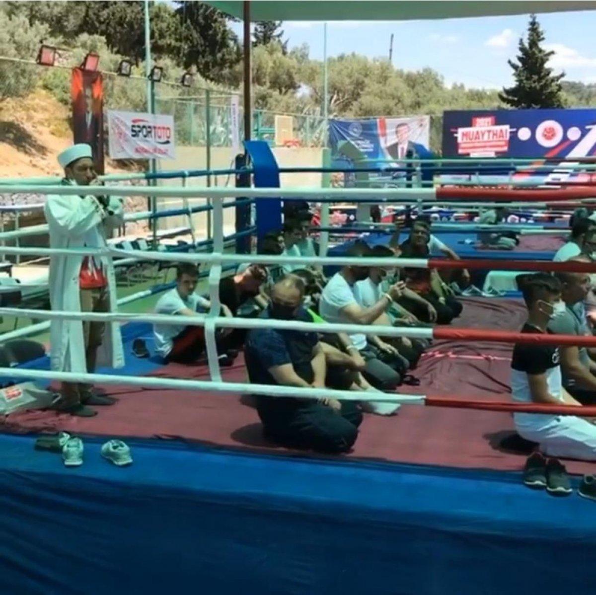 Kuşadası'nda ringde cuma namazı kılındı