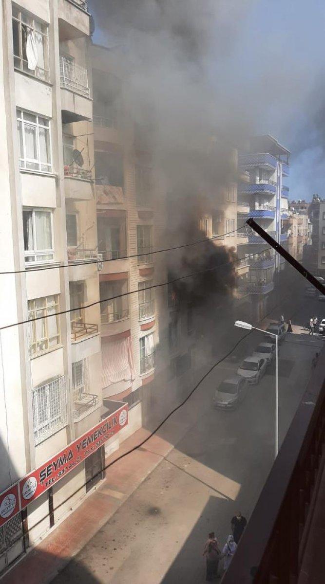 Mersin'de 5 katlı apartmanda yangın çıktı