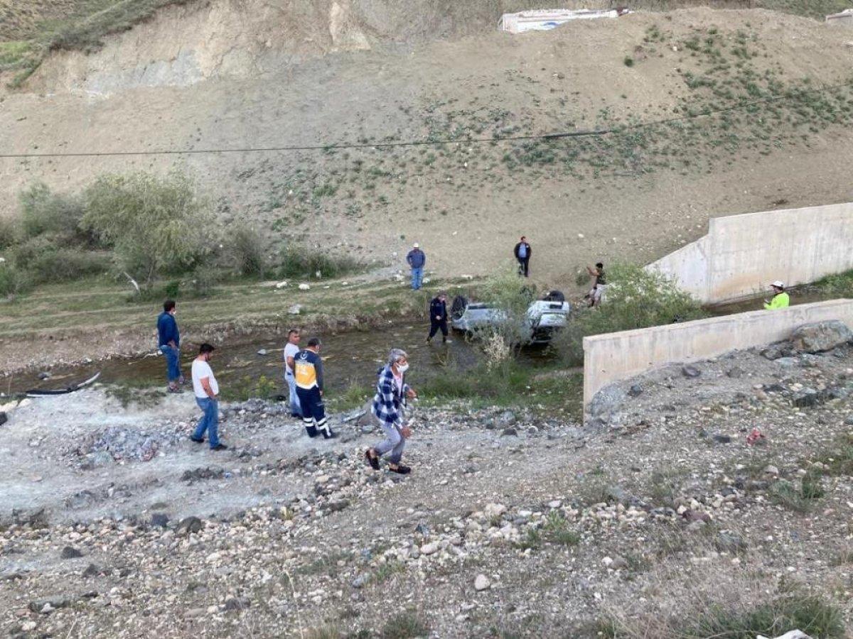 Erzurum'da sağlık çalışanı takla atan araçta can verdi