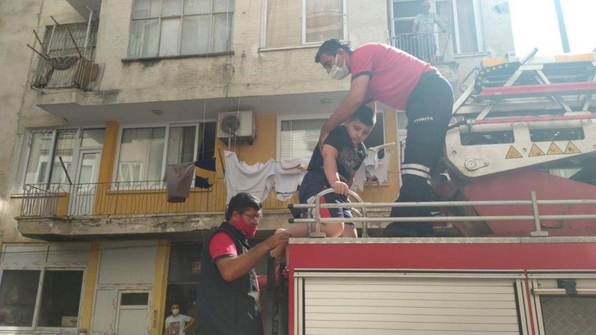 Mersin'de 5 katlı apartmanda yangın çıktı