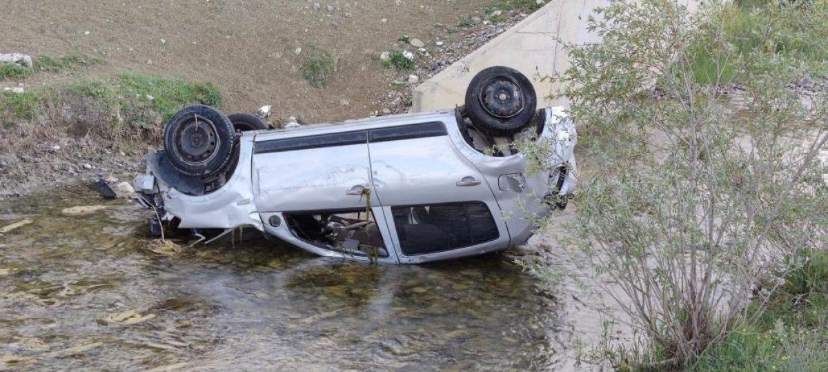 Erzurum'da sağlık çalışanı takla atan araçta can verdi