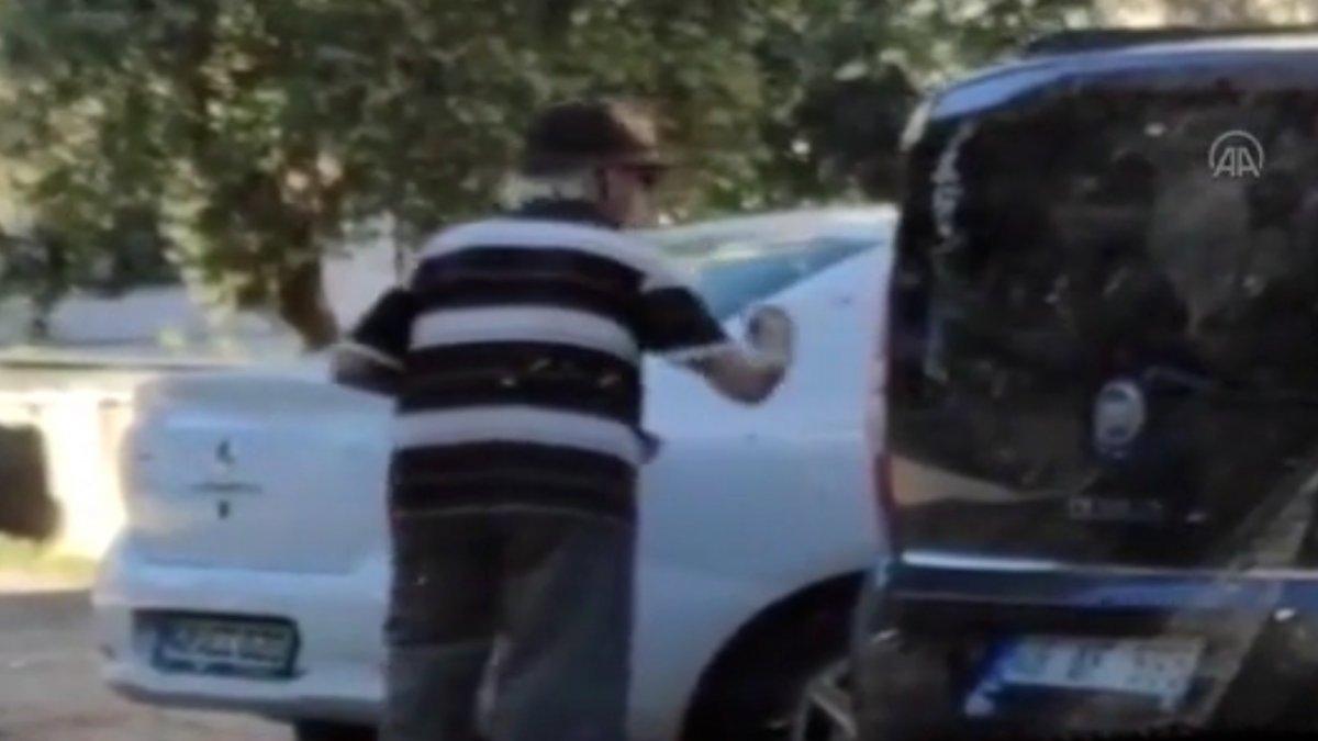 Muğlalı yaşlı adam Atatürk fotoğrafının tozunu sildi