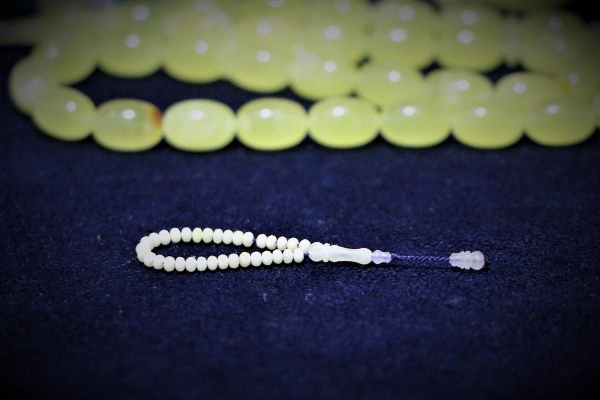 Elazığ'da 50 milyon yıllık fosil damla kehribardan dünyanın en küçük tespihini yaptı