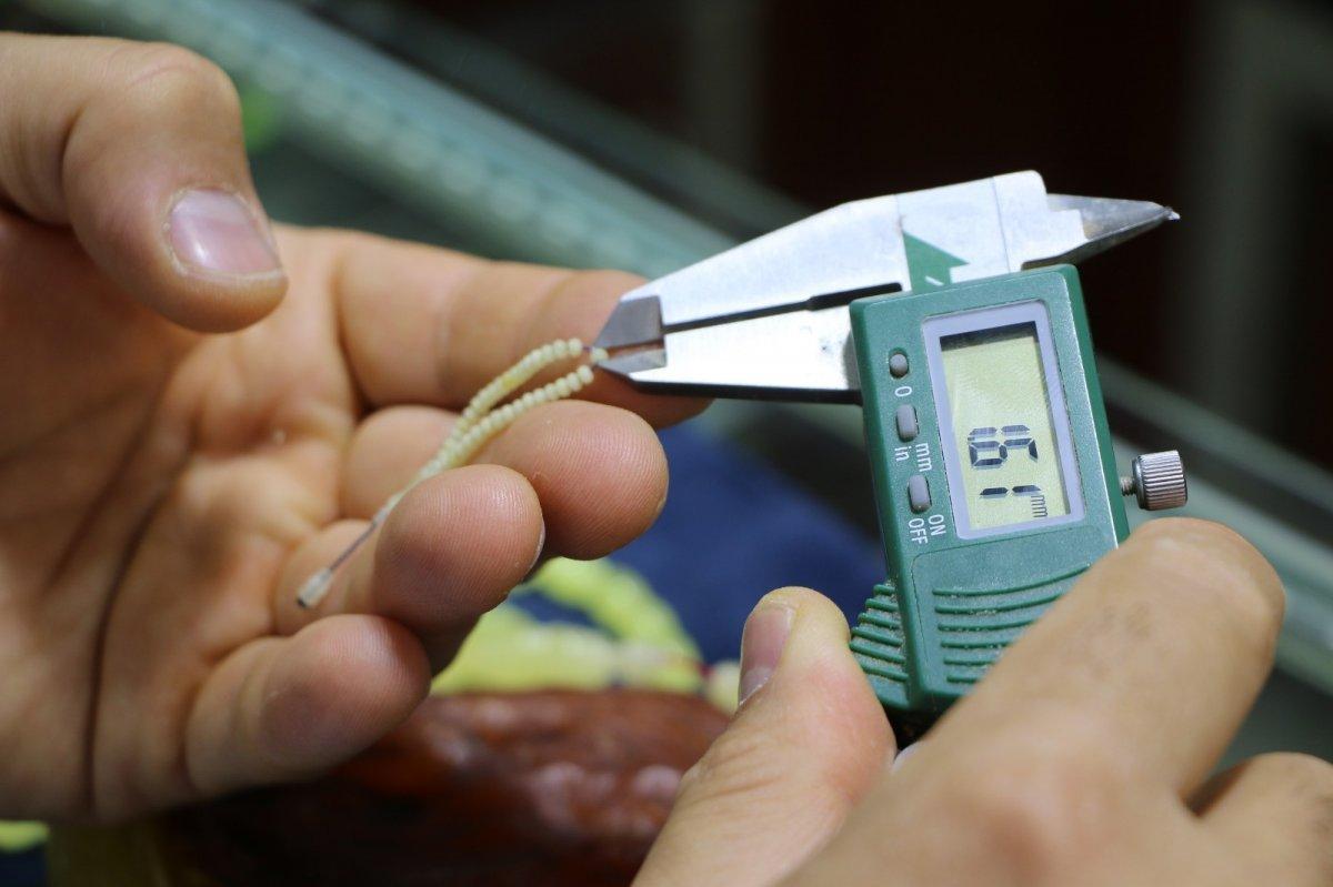 Elazığ'da 50 milyon yıllık fosil damla kehribardan dünyanın en küçük tespihini yaptı