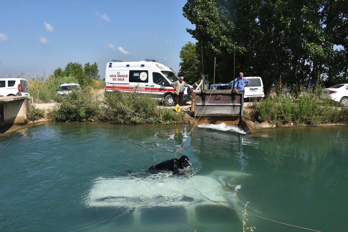 Adana'da sulama kanalına devrilen araçtaki iki kişinin cesedine ulaşıldı