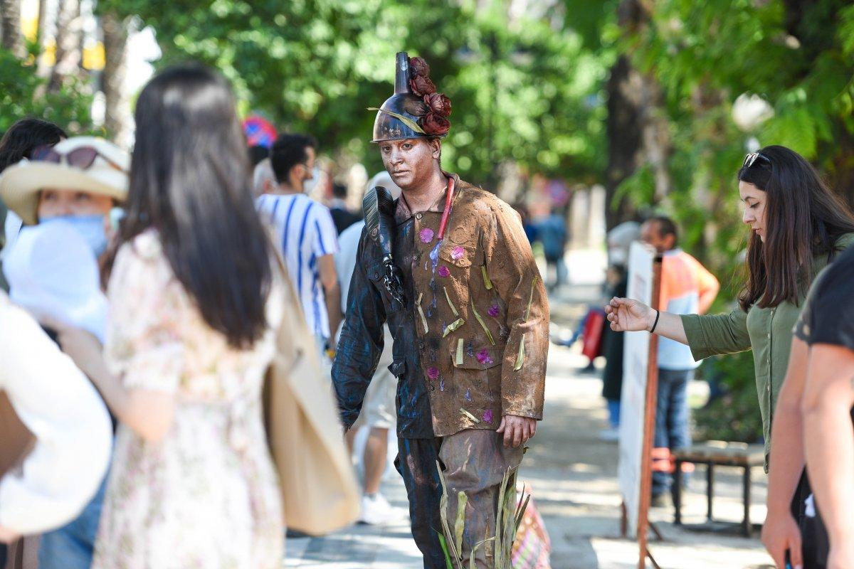 Antalya'da canlı heykellerle çevreye duyarlılık çağrısı