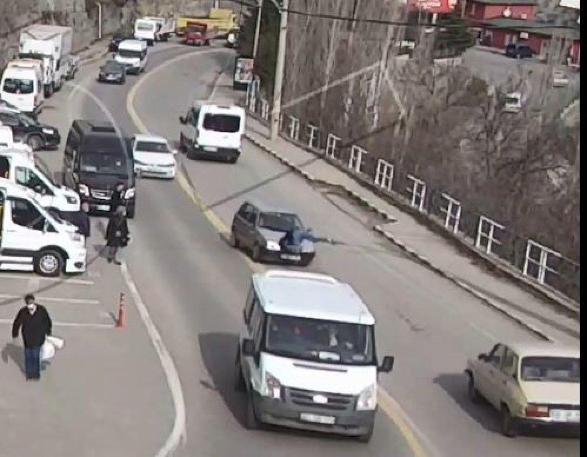 Artvin’de yayaya iki araç çarptı