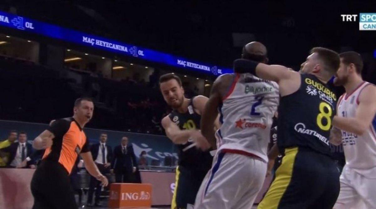 Anadolu Efes - Fenerbahçe maçında kavga