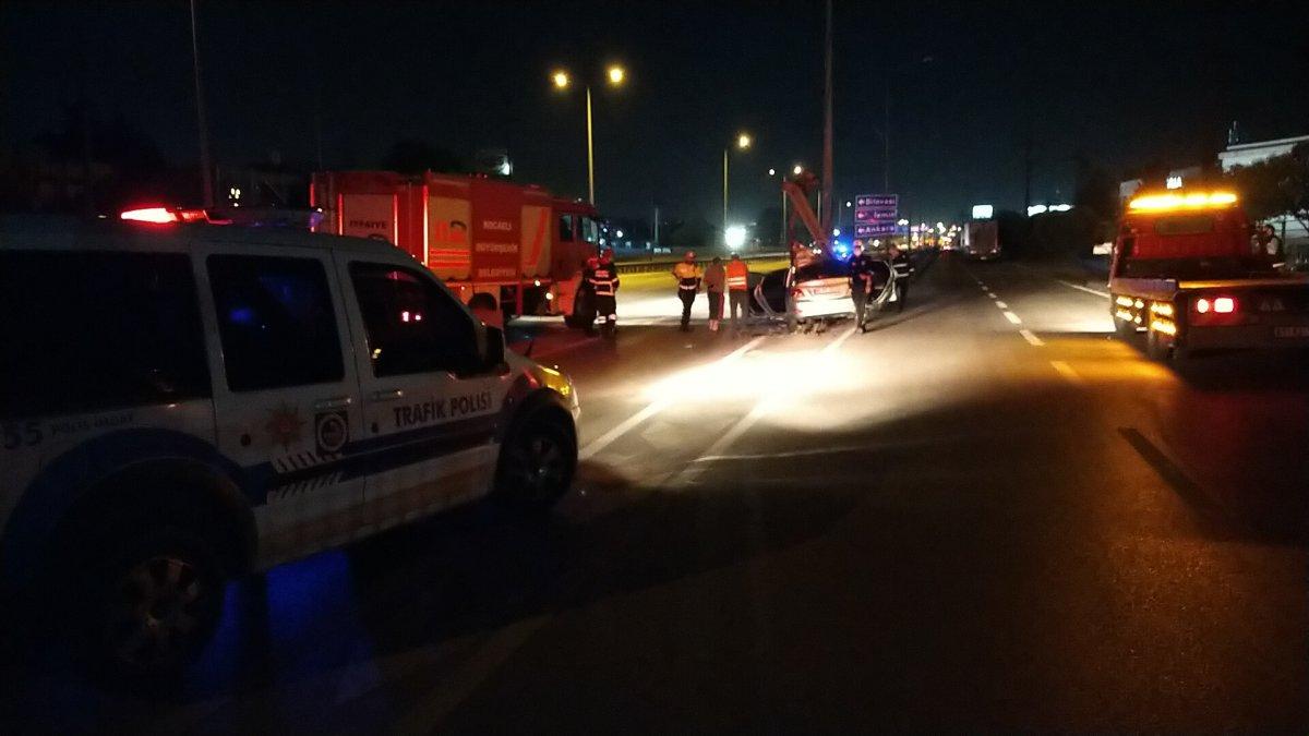 Kocaeli’de alkollü sürücü bariyerlere çarptı: 1 ölü, 2 ağır yaralı