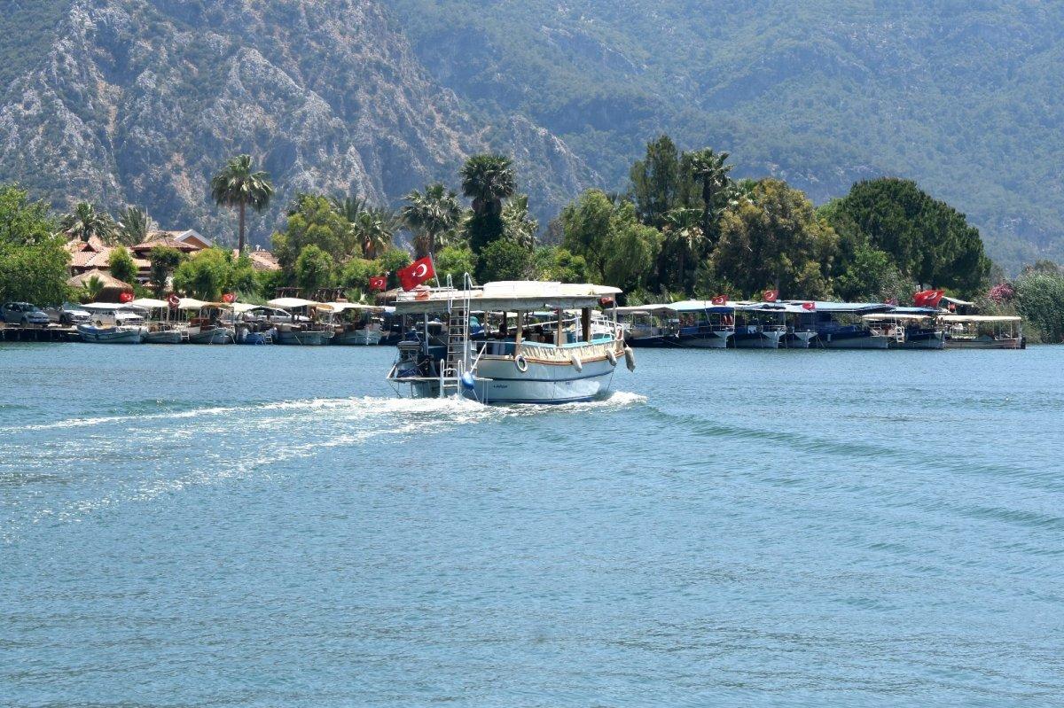 Dalyan'da tekneciler turistleri bekliyor