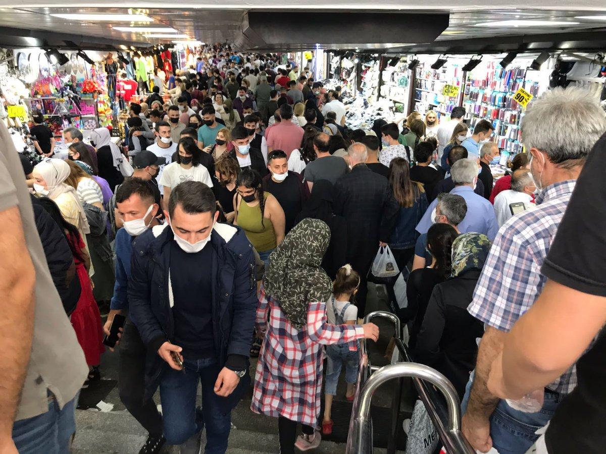 Eminönü'nde normalleşme kalabalığı