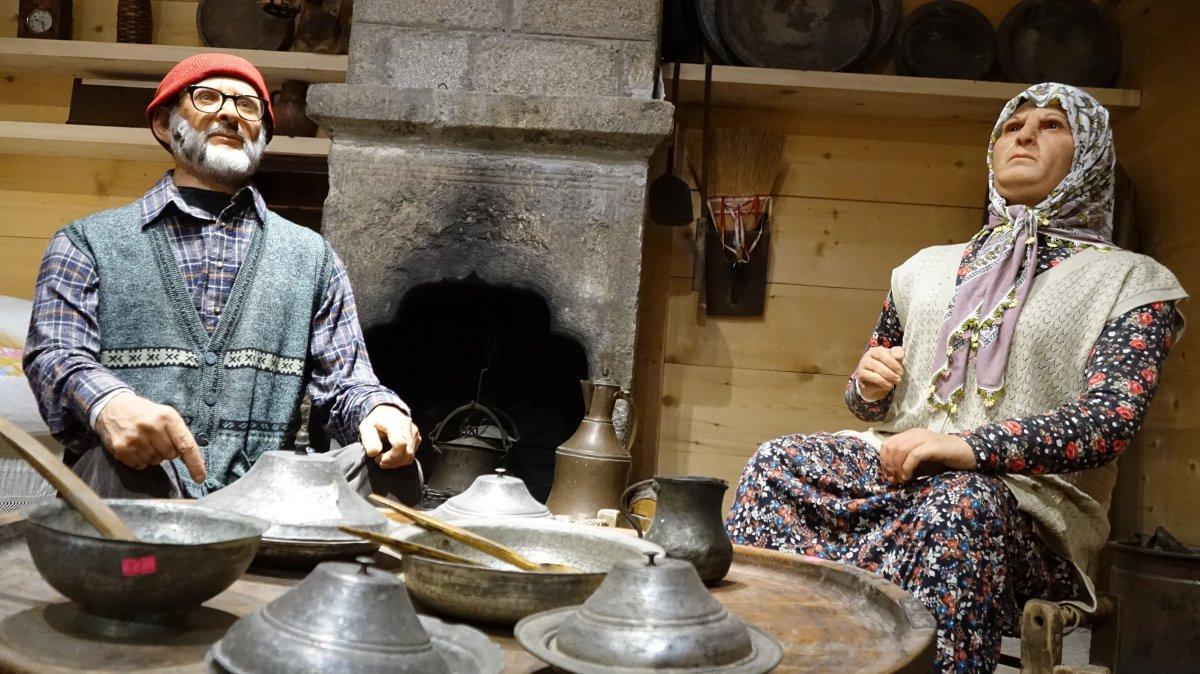 Trabzon'da, ölen yakınlarını heykelleri ile yaşatıyor