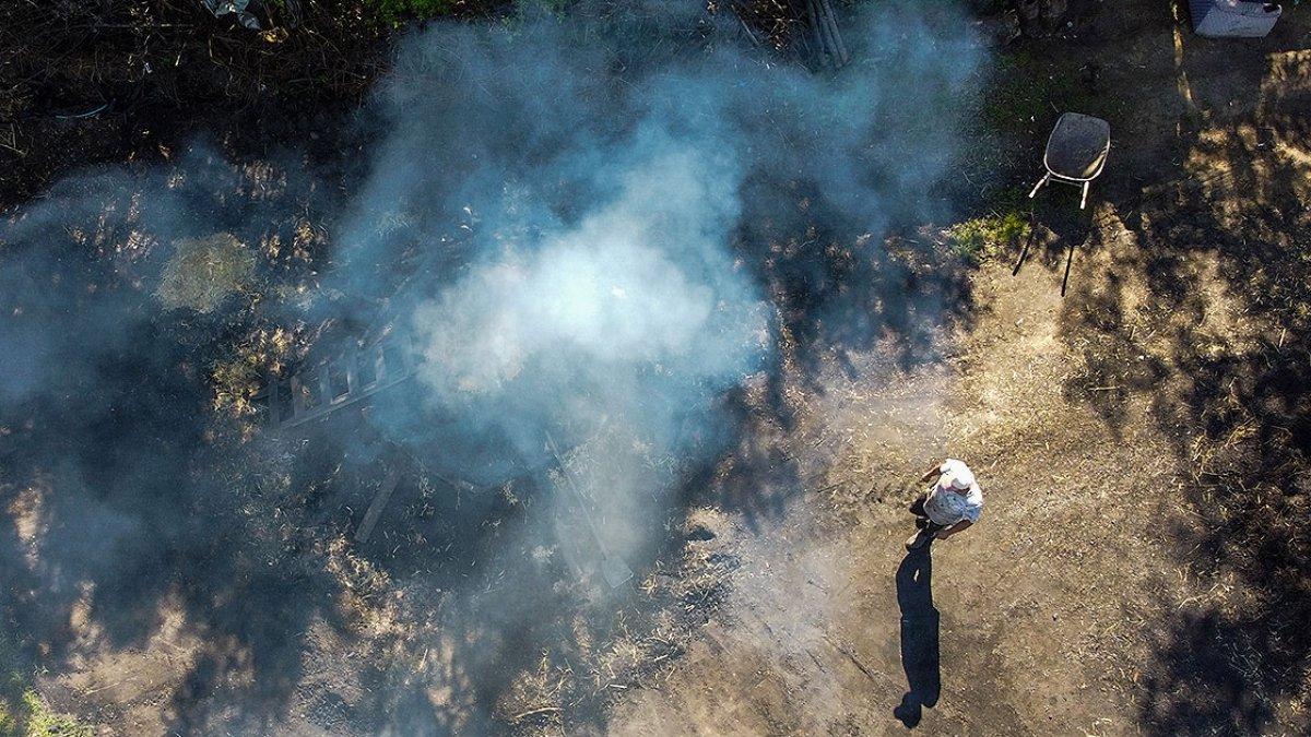 Bilecik'te meşe odunlarını mangal kömürüne dönüştürüyorlar