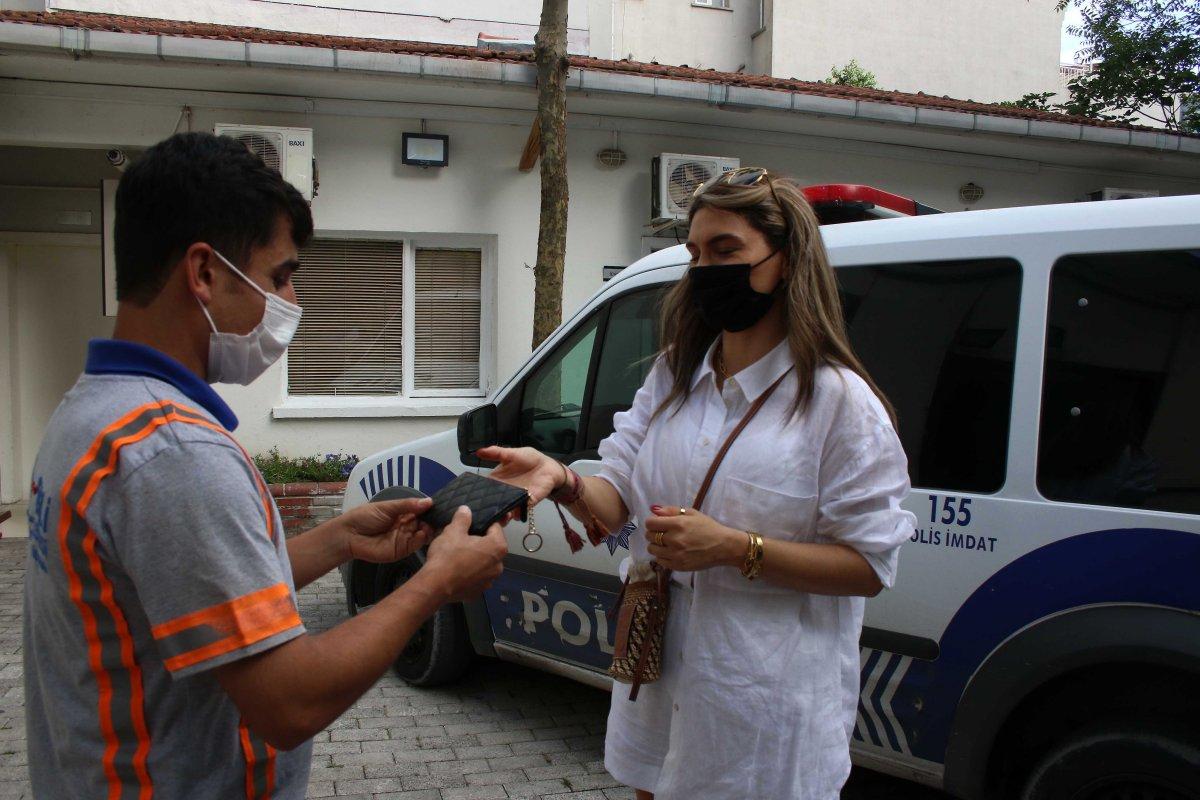 İstanbul'da yolda bulduğu 1500 euroyu sahibine teslim etti