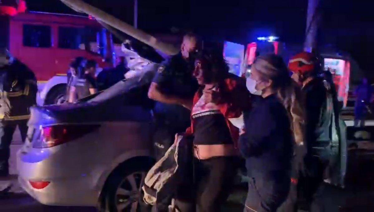 Kocaeli’de alkollü sürücü bariyerlere çarptı: 1 ölü, 2 ağır yaralı