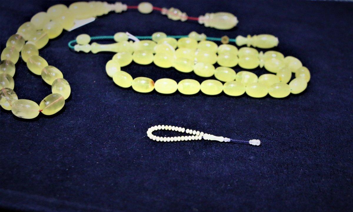 Elazığ'da 50 milyon yıllık fosil damla kehribardan dünyanın en küçük tespihini yaptı