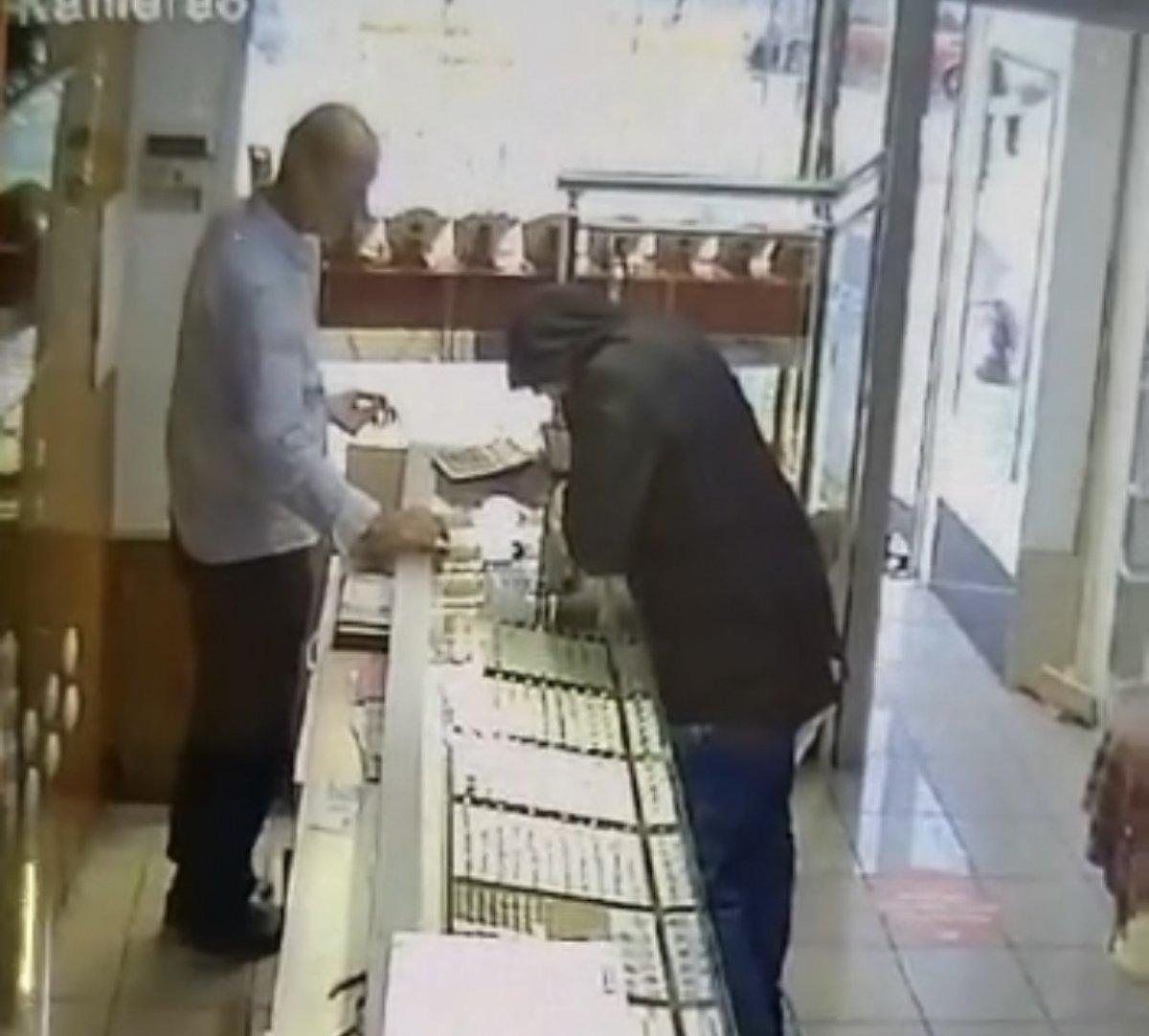 Sultanbeyli'de kuyumcuda gasp