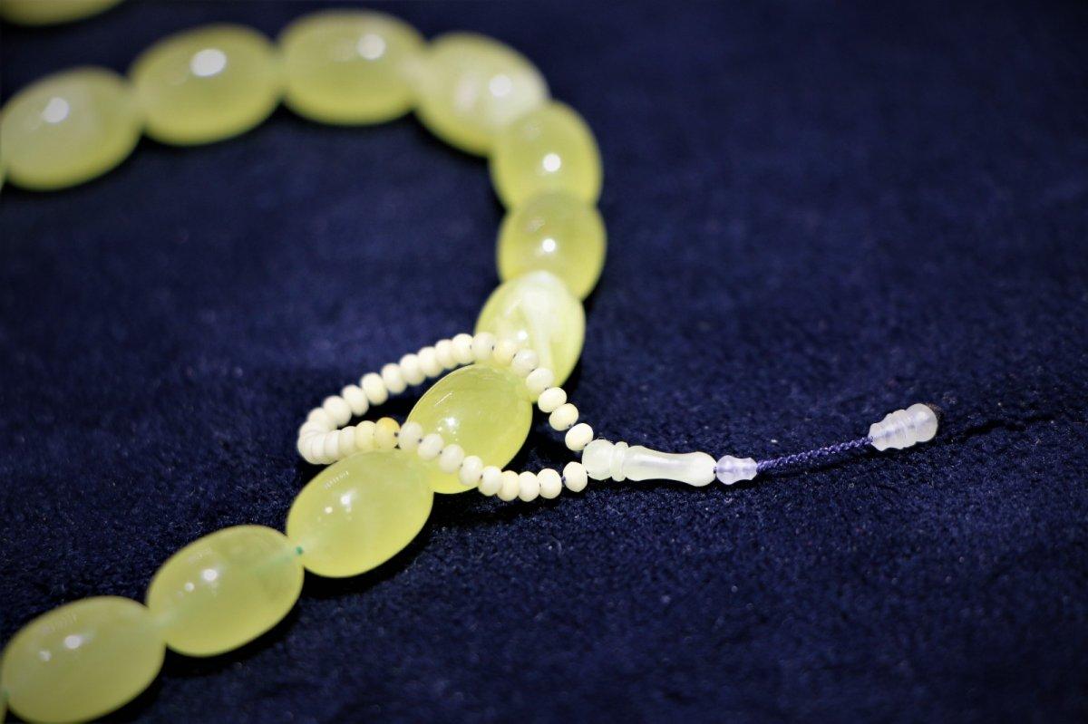 Elazığ'da 50 milyon yıllık fosil damla kehribardan dünyanın en küçük tespihini yaptı