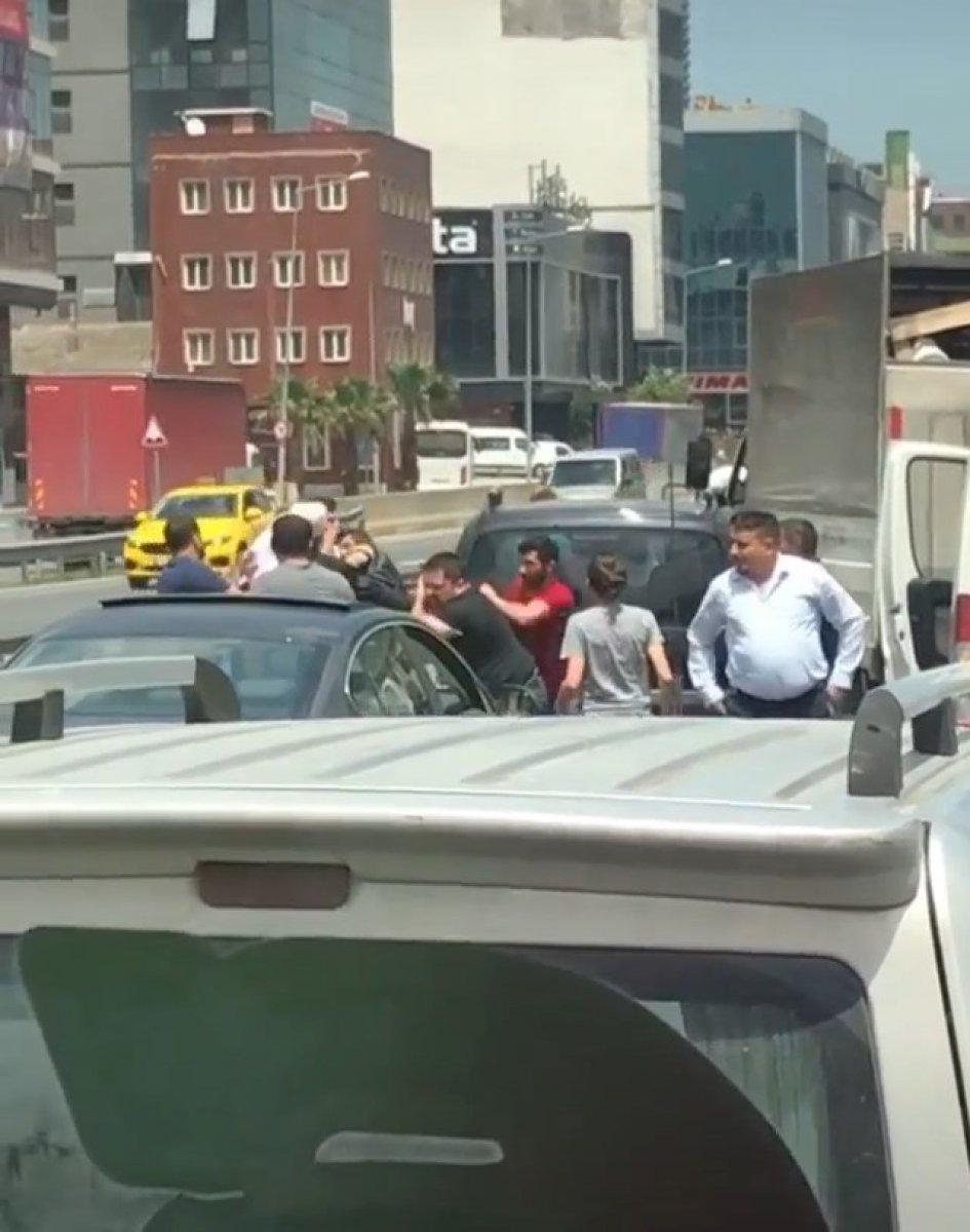 Başakşehir'de yol verme kavgası