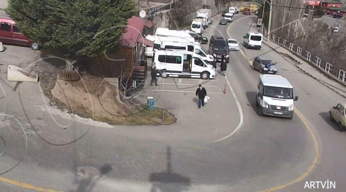 Artvin’de yayaya iki araç çarptı