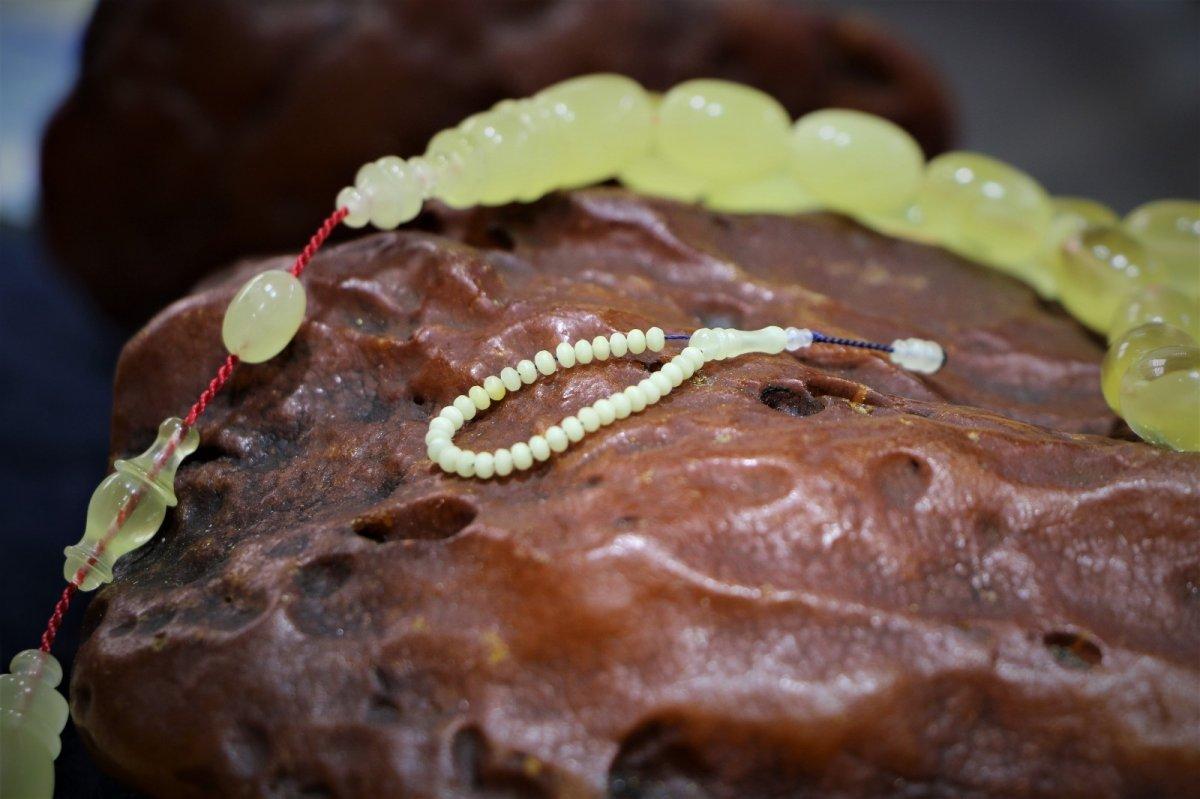 Elazığ'da 50 milyon yıllık fosil damla kehribardan dünyanın en küçük tespihini yaptı