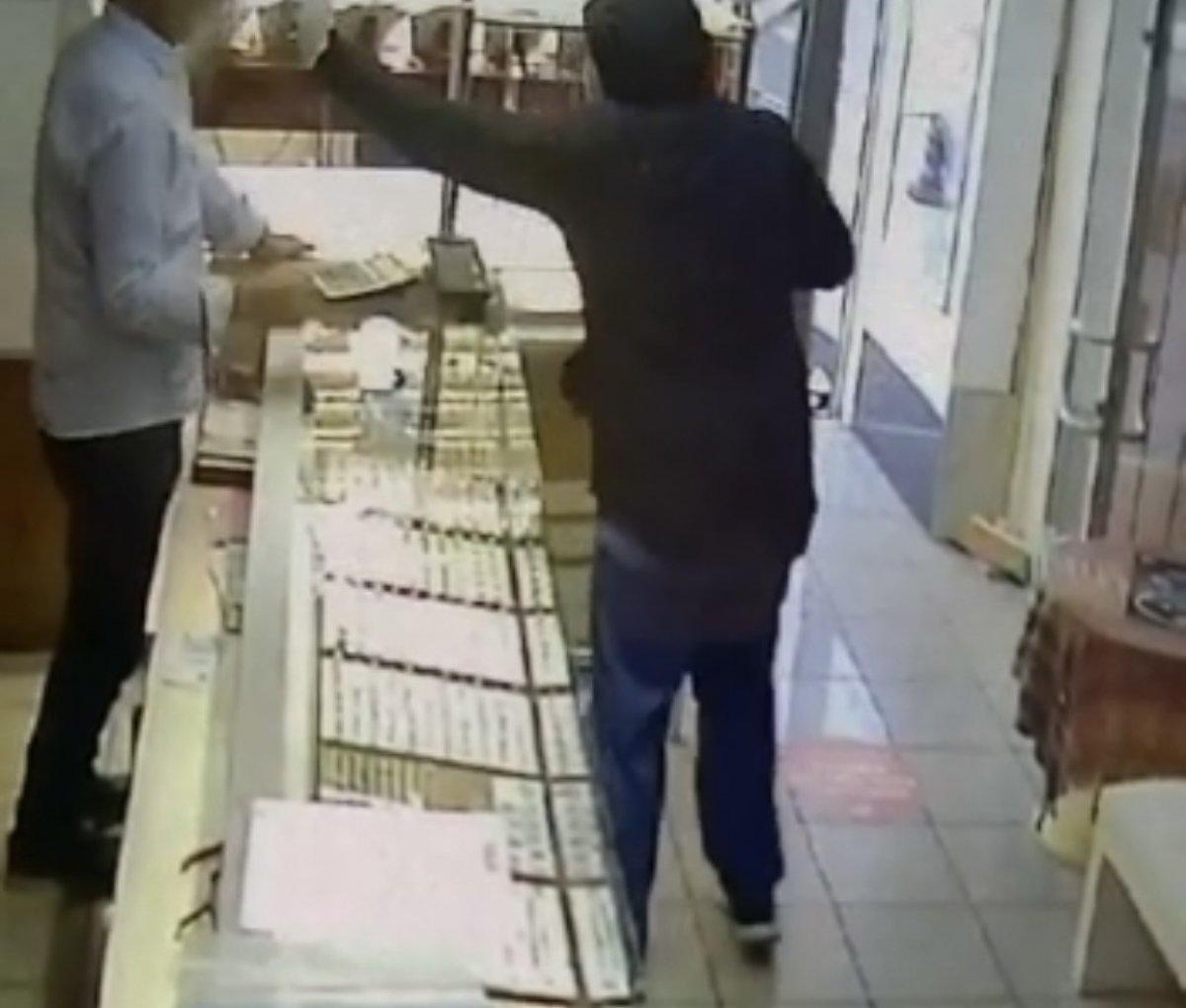 Sultanbeyli'de kuyumcuda gasp