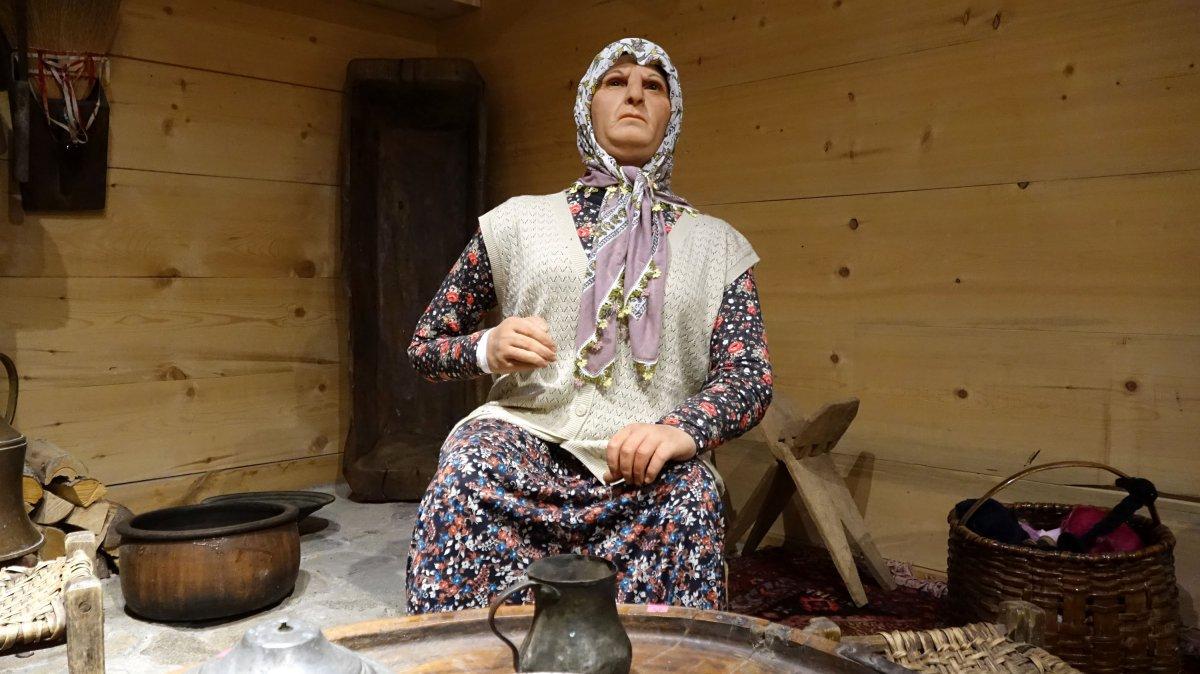 Trabzon'da, ölen yakınlarını heykelleri ile yaşatıyor