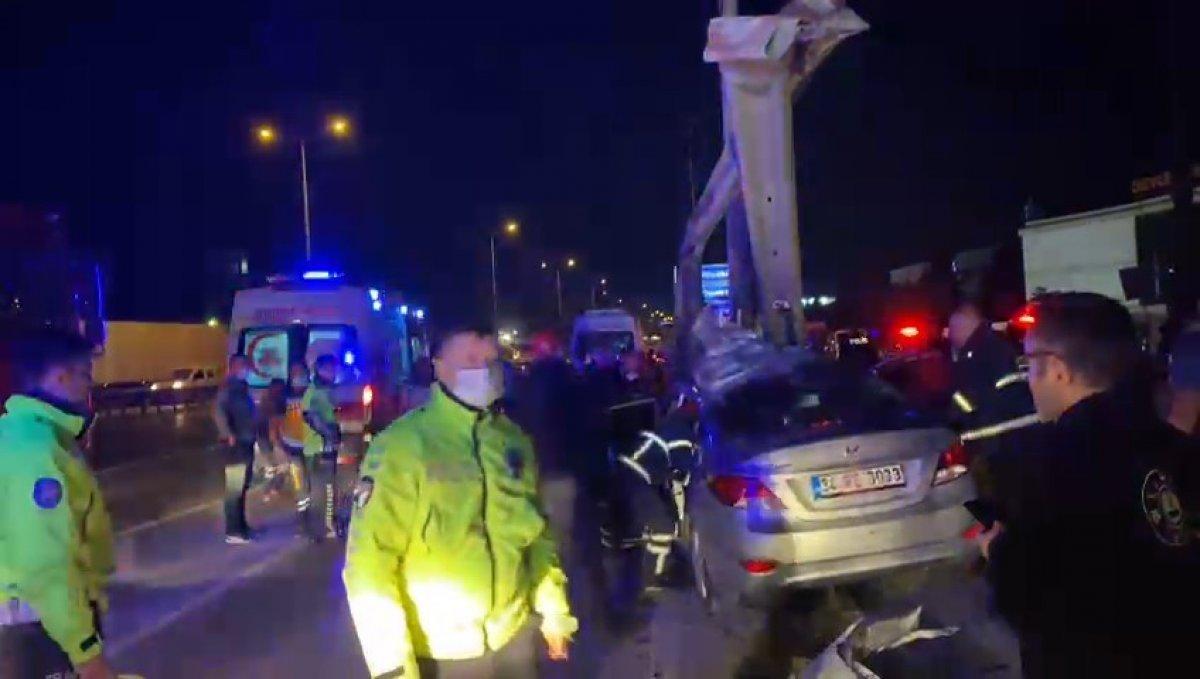 Kocaeli’de alkollü sürücü bariyerlere çarptı: 1 ölü, 2 ağır yaralı