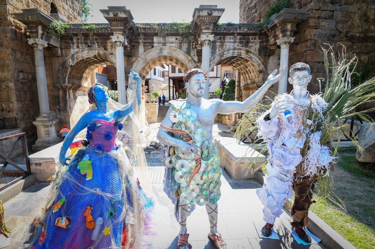 Antalya'da canlı heykellerle çevreye duyarlılık çağrısı