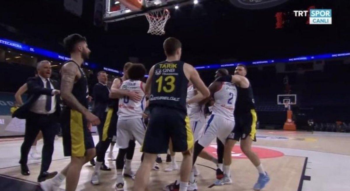 Anadolu Efes - Fenerbahçe maçında kavga