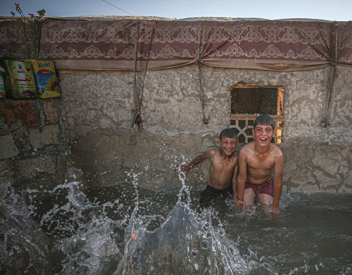 Suriyeli çocukların havuz keyfi
