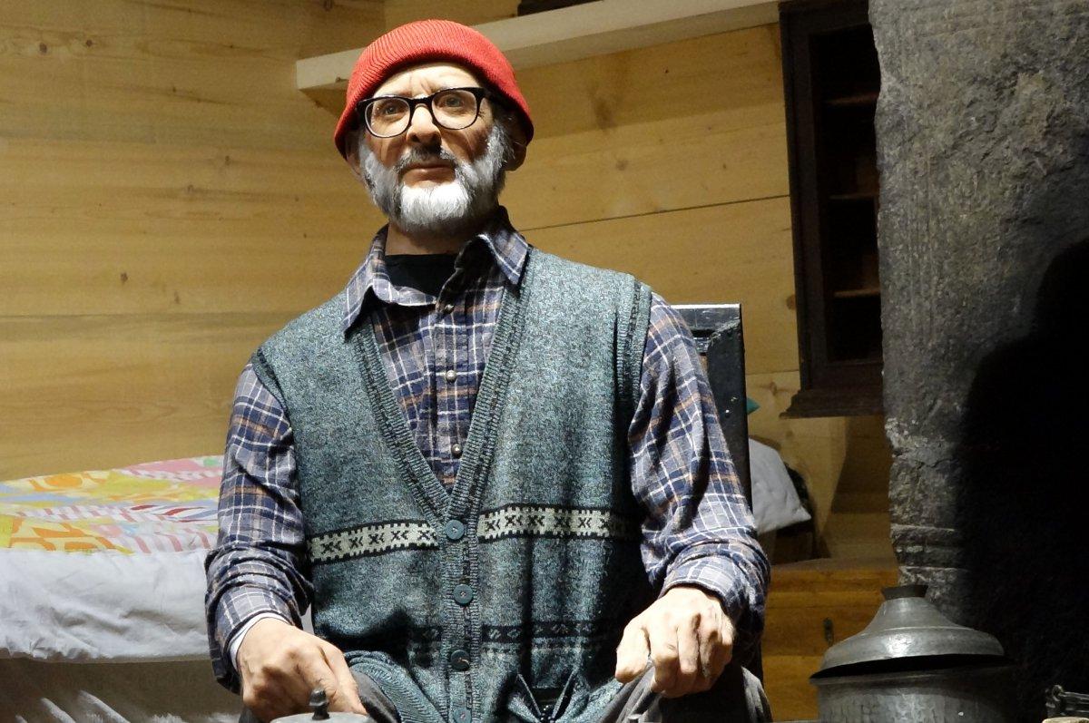 Trabzon'da, ölen yakınlarını heykelleri ile yaşatıyor