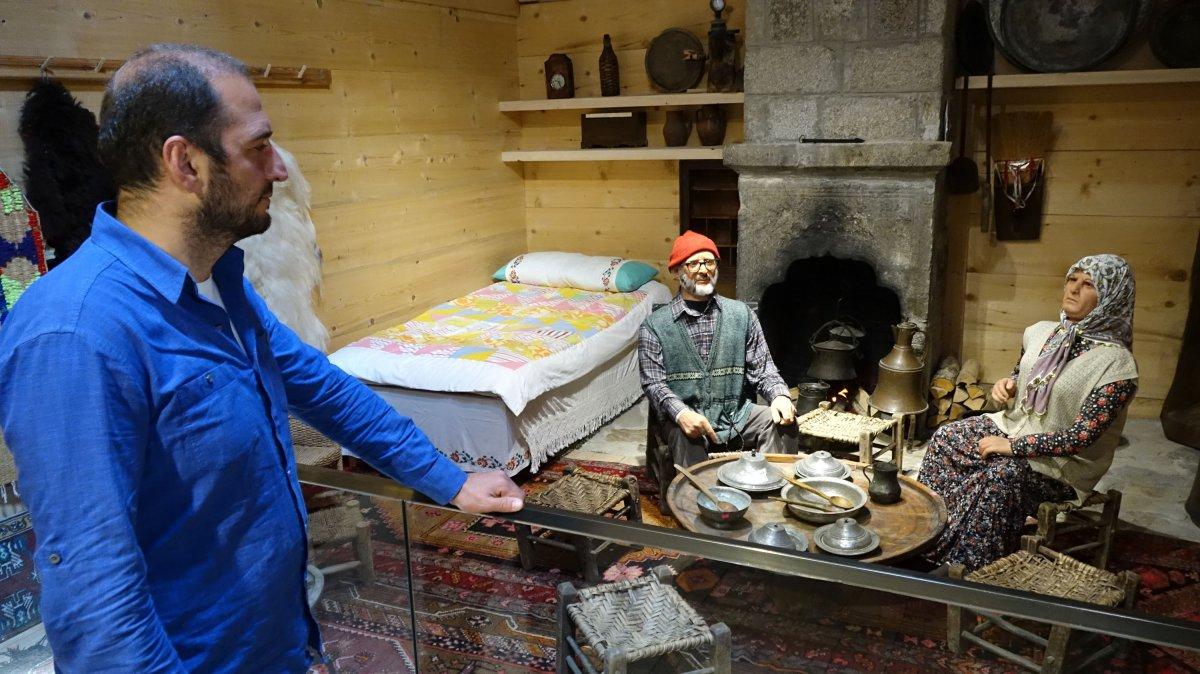 Trabzon'da, ölen yakınlarını heykelleri ile yaşatıyor