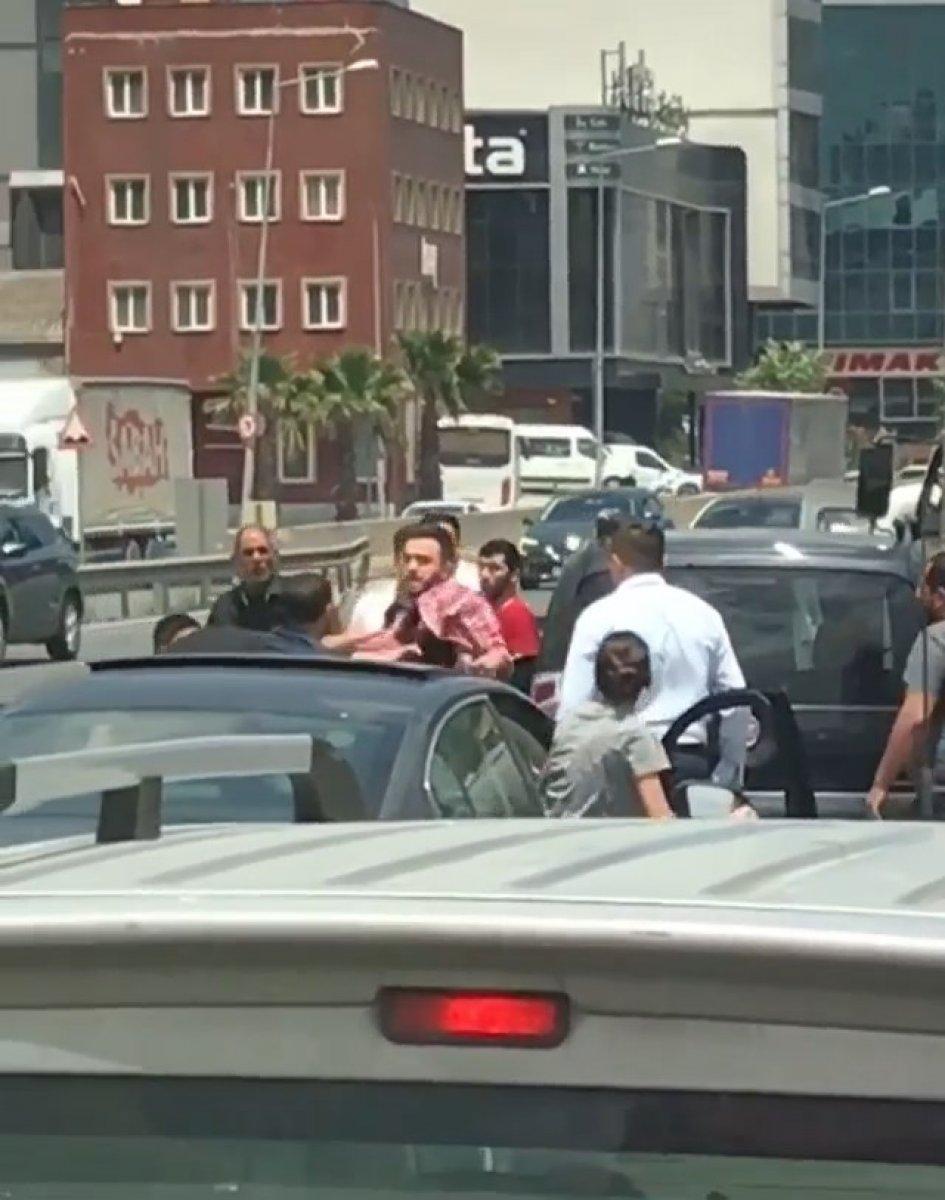 Başakşehir'de yol verme kavgası