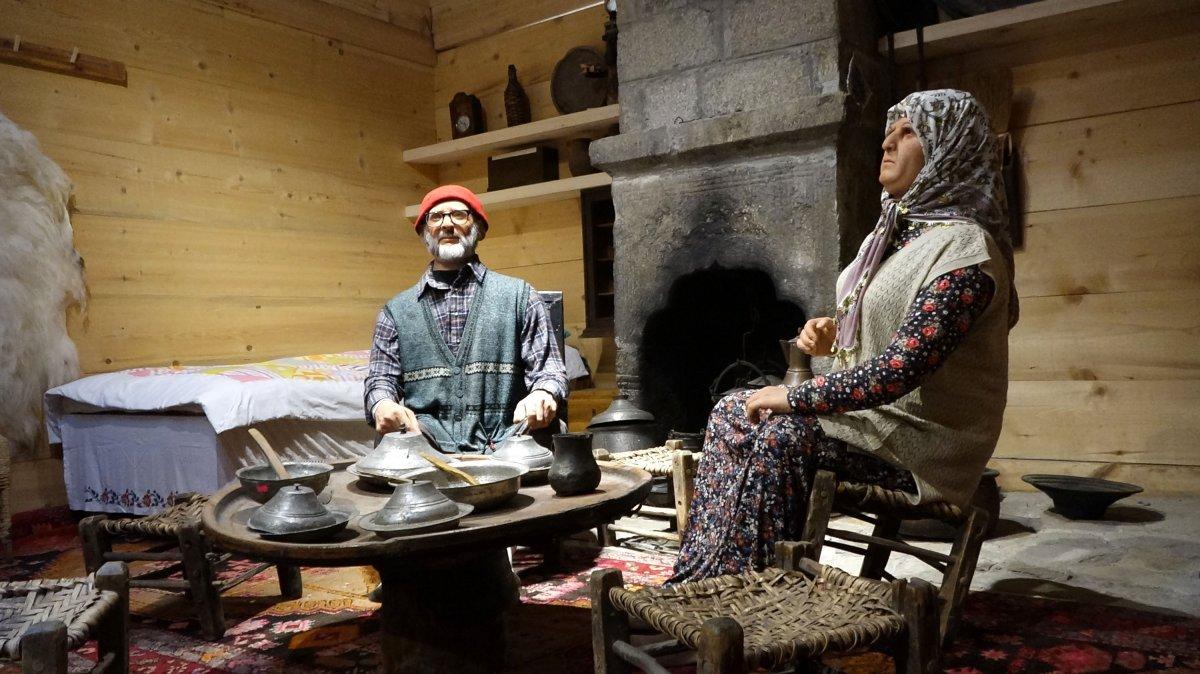 Trabzon'da, ölen yakınlarını heykelleri ile yaşatıyor