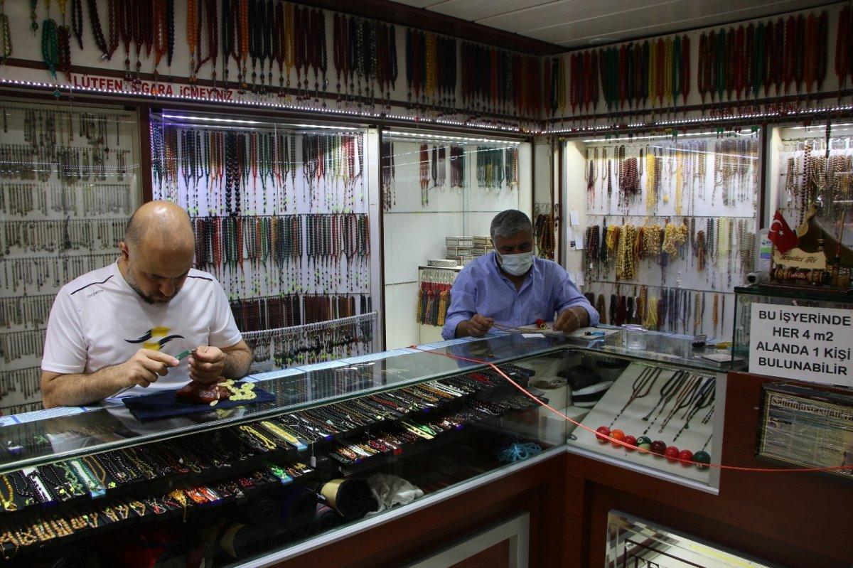 Elazığ'da 50 milyon yıllık fosil damla kehribardan dünyanın en küçük tespihini yaptı