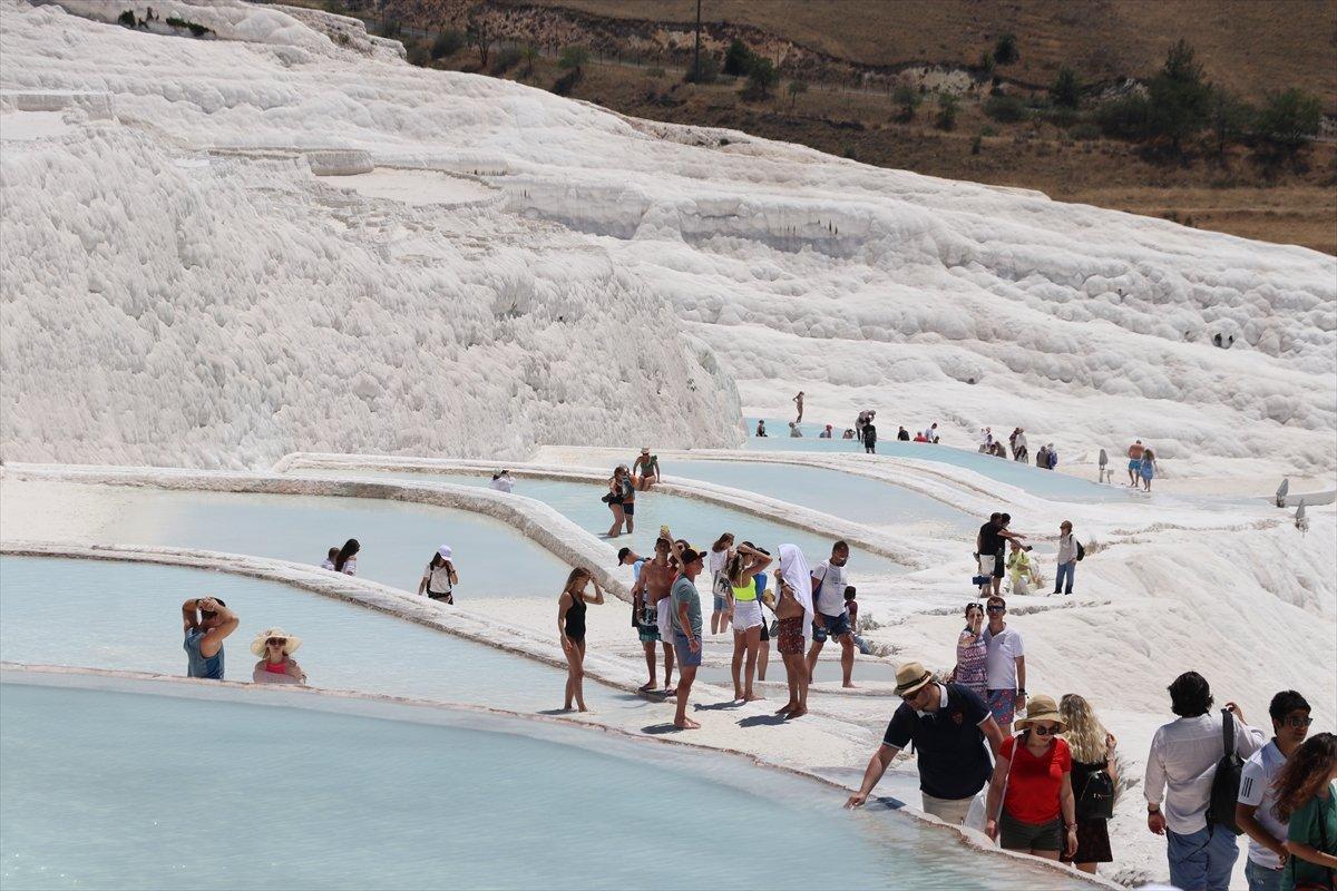 Pamukkale'de cumartesi yoğunluğu