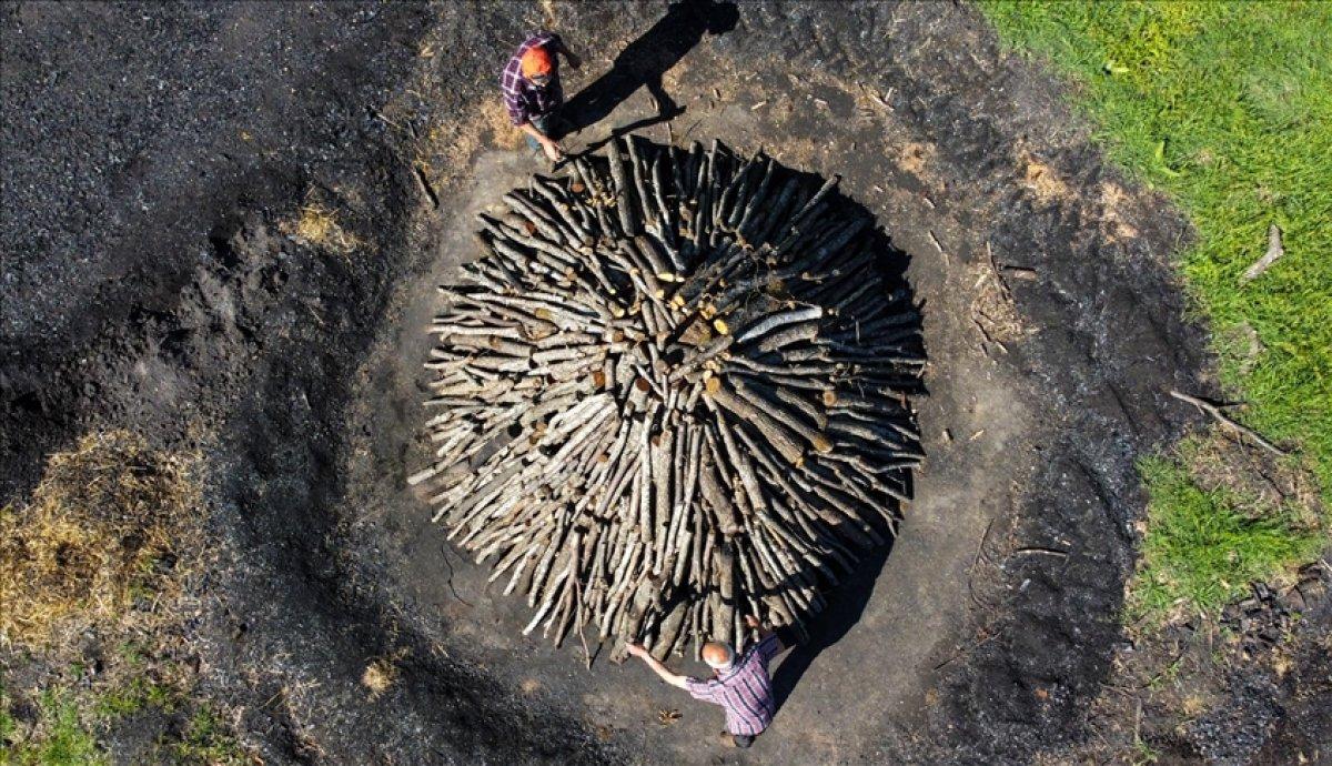 Bilecik'te meşe odunlarını mangal kömürüne dönüştürüyorlar