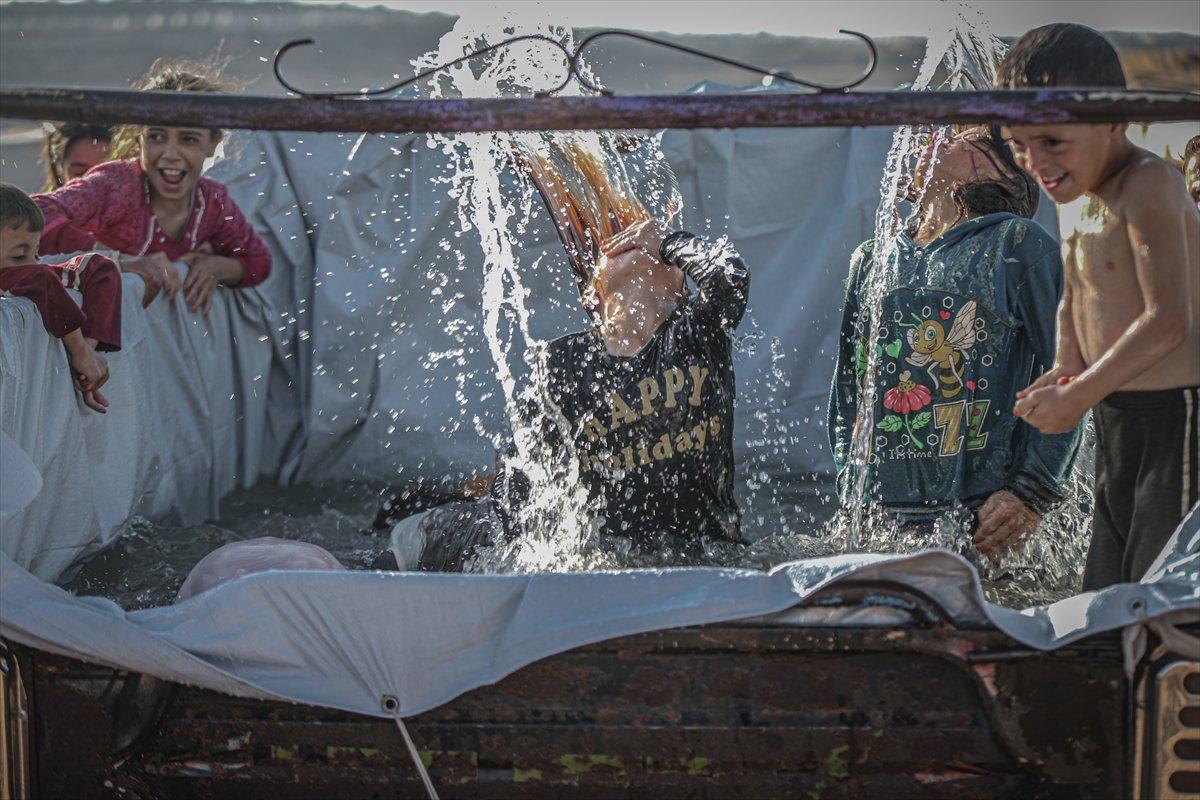 Suriyeli çocukların havuz keyfi