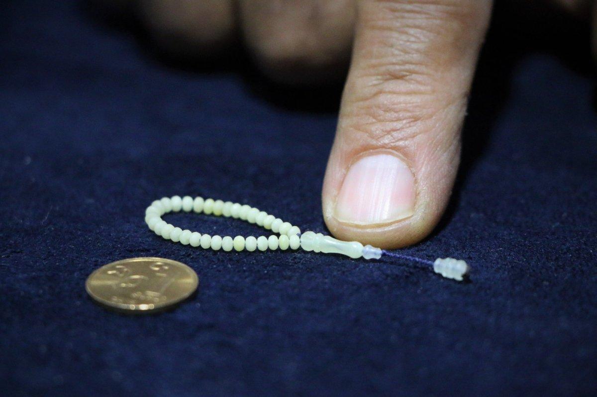 Elazığ'da 50 milyon yıllık fosil damla kehribardan dünyanın en küçük tespihini yaptı