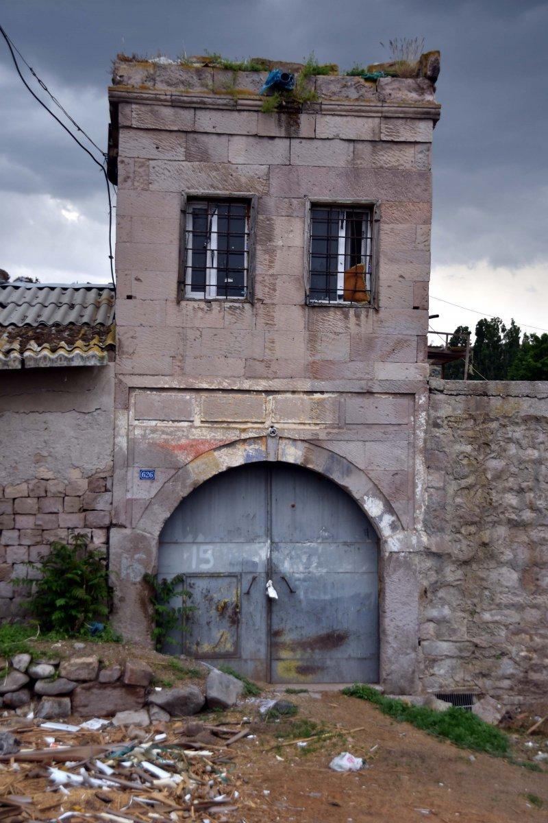 Atatürk’ün harf inkılabı için ziyaret ettiği tarihi han, ahır olarak kullanılıyor