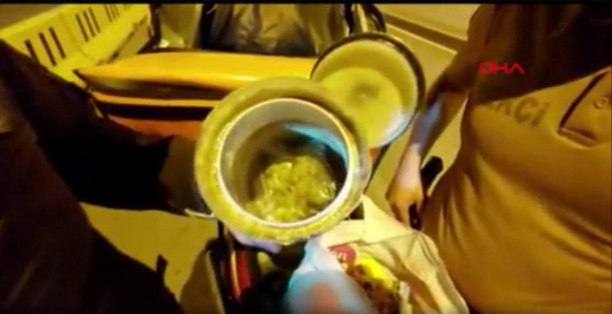 Ataşehir’de bekçiler, motosikletli kuryenin bagajında uyuşturucu buldu