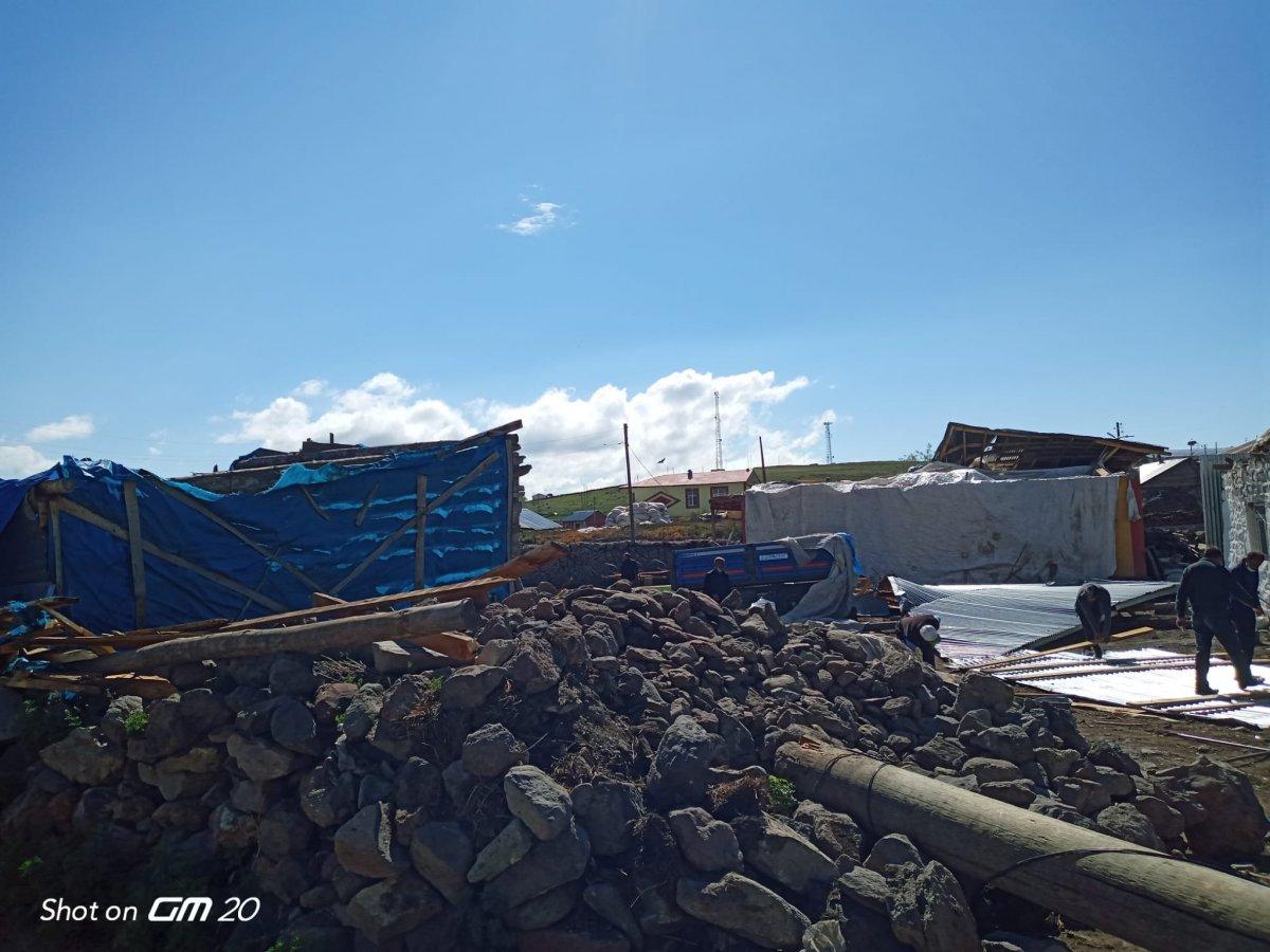 Ardahan'da çıkan hortum çatıları uçurdu