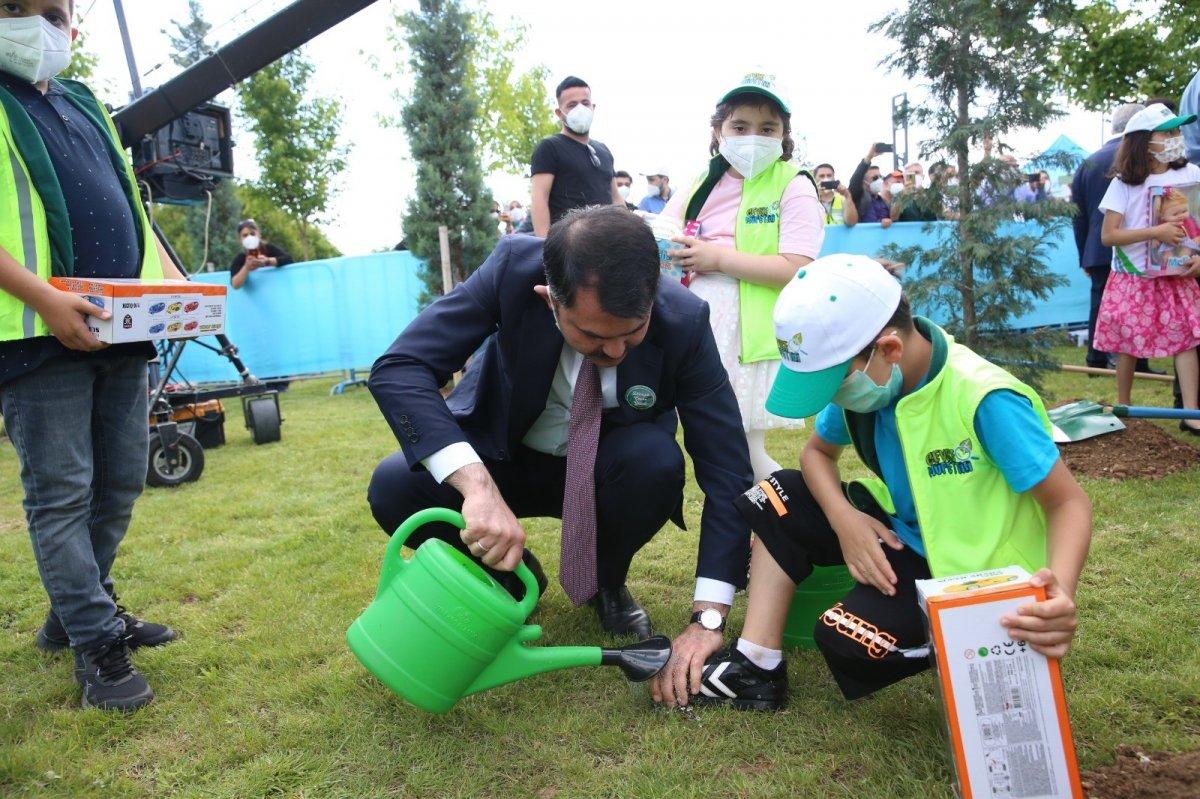 Murat Kurum, minik çevre müfettişinin ayakkabısındaki çamurları temizledi